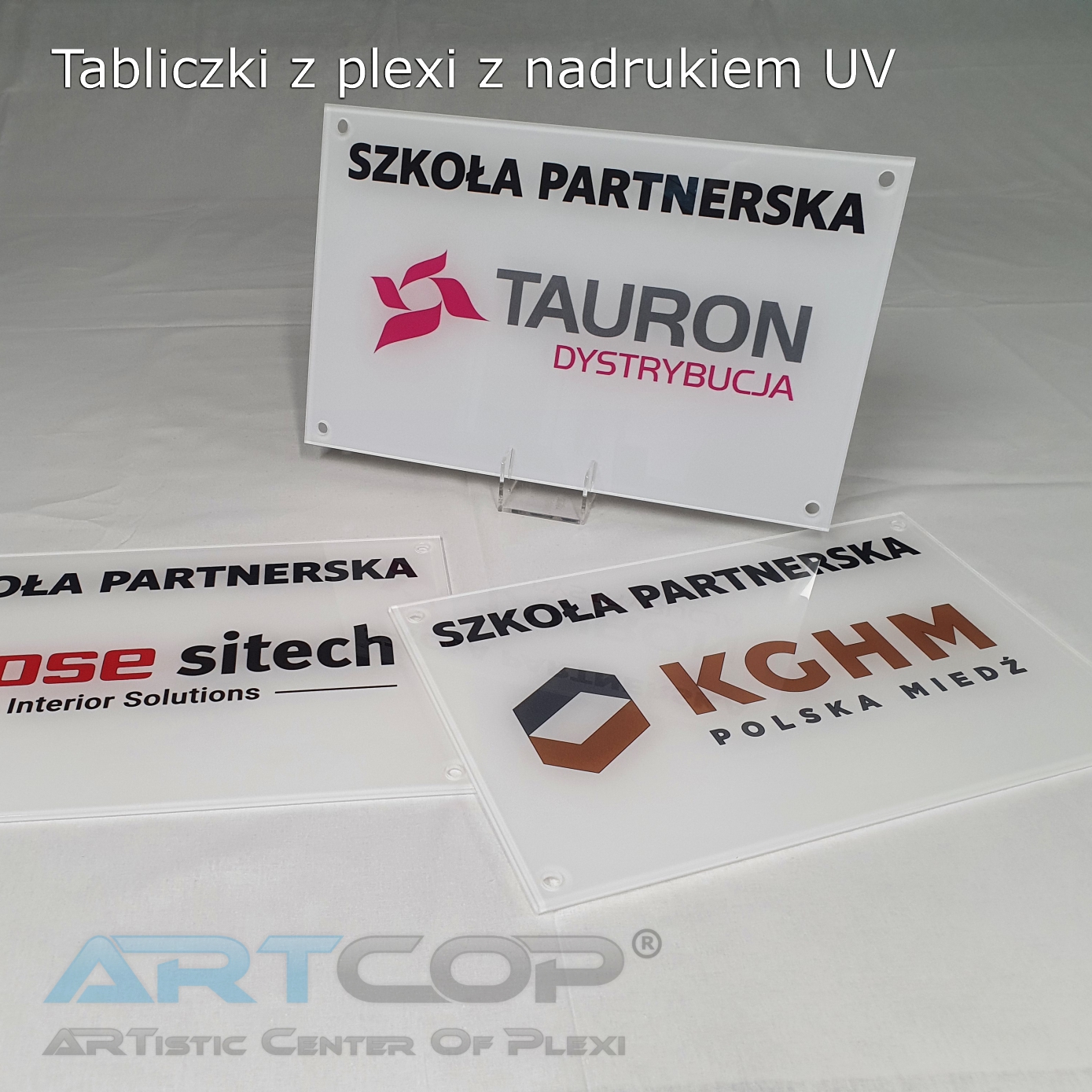 Tabliczka TAURON z nadrukiem UV z plexi wykonana w ARTCOP