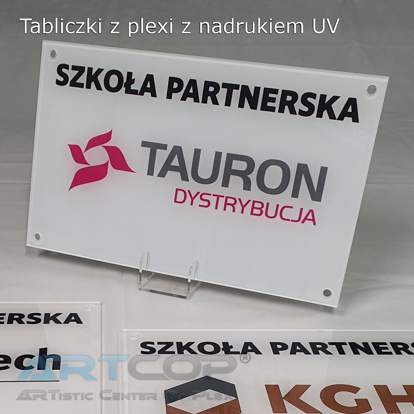 Tabliczka TAURON z nadrukiem UV z plexi wykonana w ARTCOP