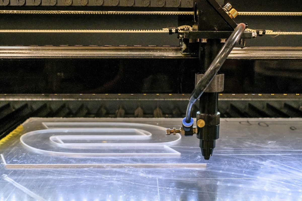 Personalizacja 2.0 – druk UV vs. grawerowanie laserowe