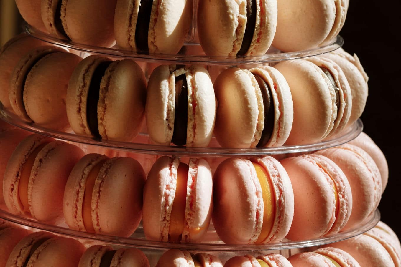 Jak odpowiednio dobrać stojak na makaroniki do stylu lokalu?